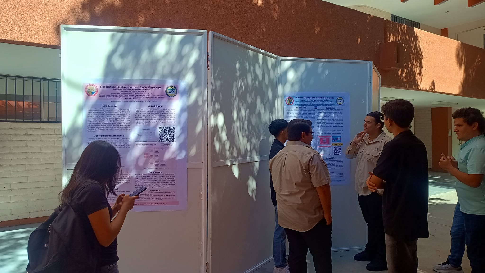 Estudiantes presentando su trabajo de investigación